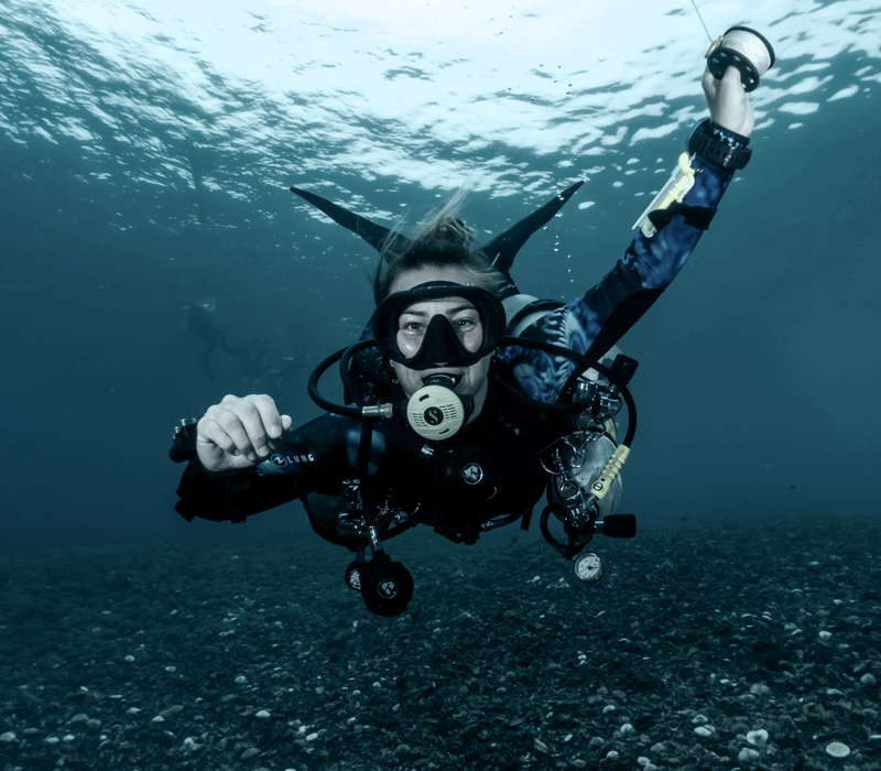 People freediving with Ananda